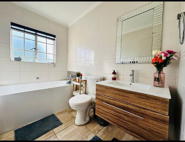 2 BEDROOM TOWNHOUSE FOR SALE IN CASTLEVIEW